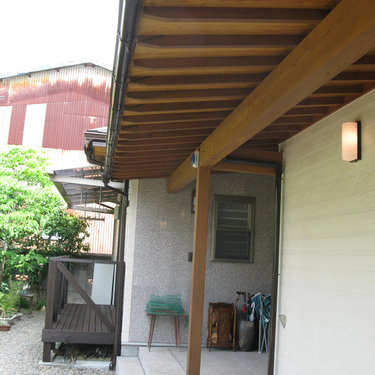 松山市：屋根と外壁のフッ素塗装とウッドデッキの木材保護塗料工事