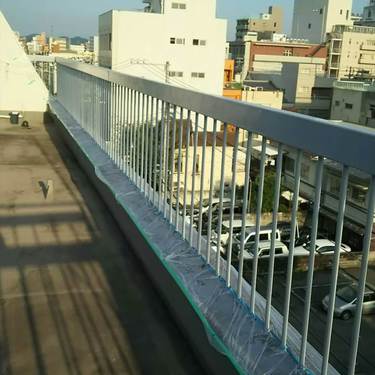 松山市：屋上リフォームで手すりの塗り替え工事