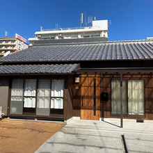 松山市：玄関戸と板張りのリフォーム